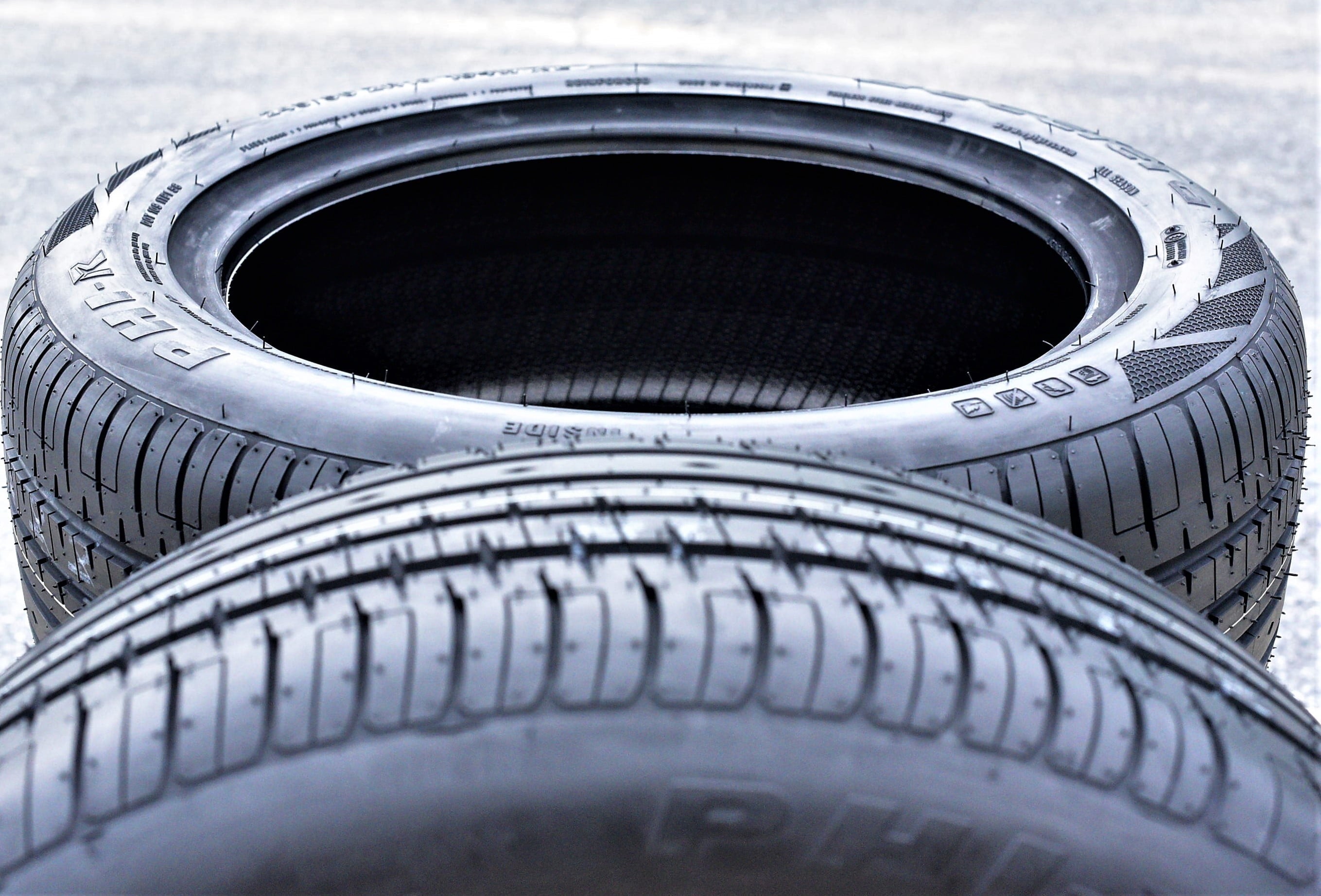 A set of 4 (four 225/40R20 101W XL AS A/S performance tires
